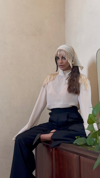 Alleria- Blusa mezzocollo con frange sulle spalle Avorio