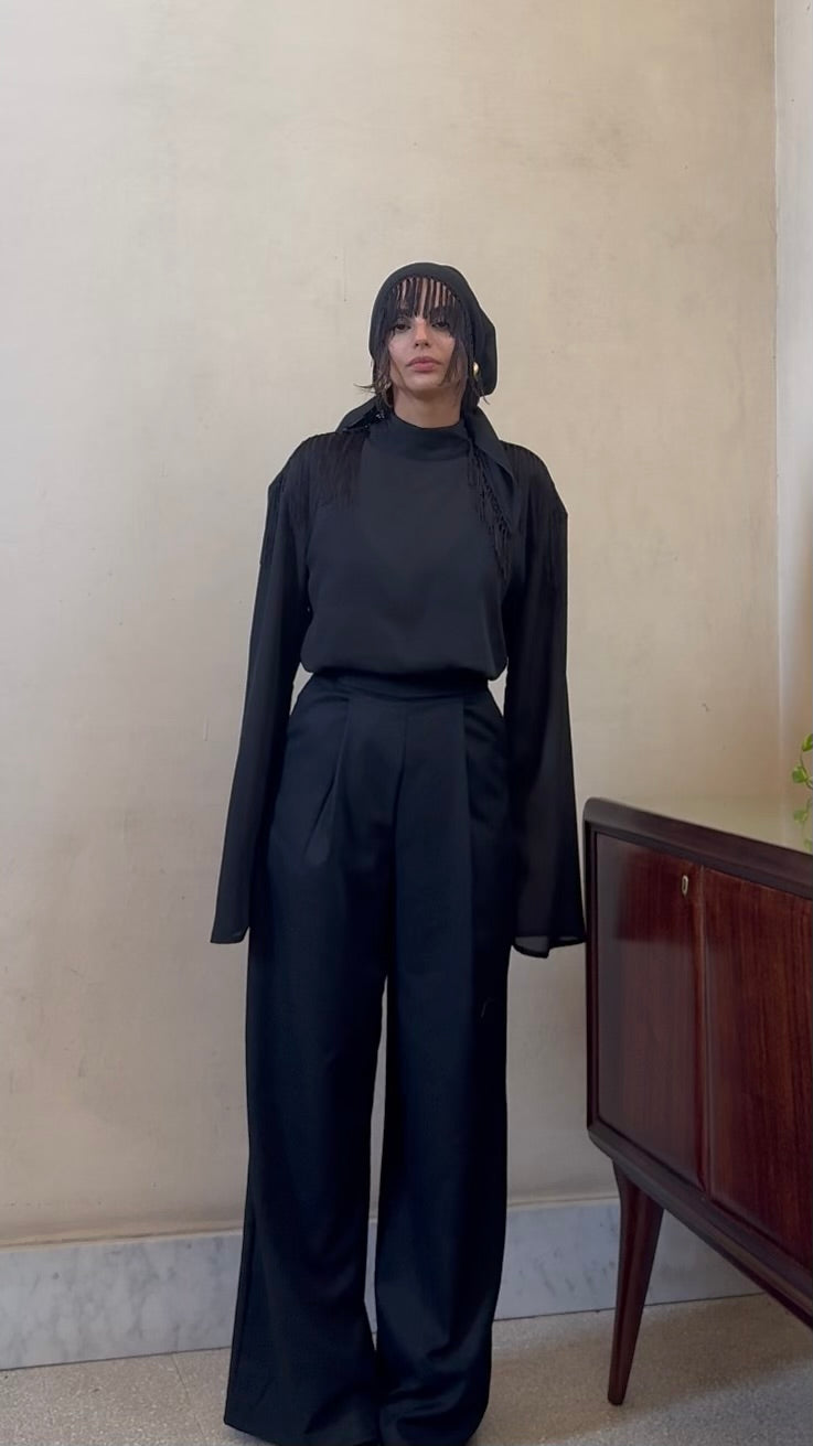 Alleria- Blusa mezzocollo con frange sulle spalle Nero