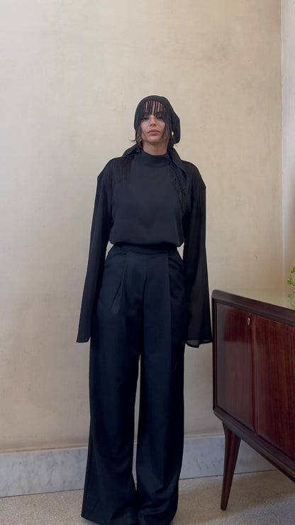 Alleria- Blusa mezzocollo con frange sulle spalle Nero