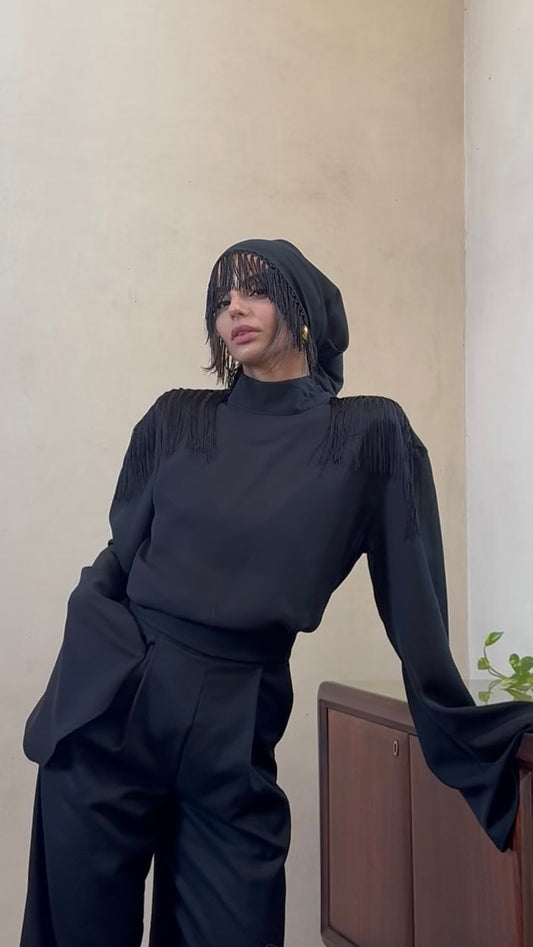 Alleria- Blusa mezzocollo con frange sulle spalle Nero