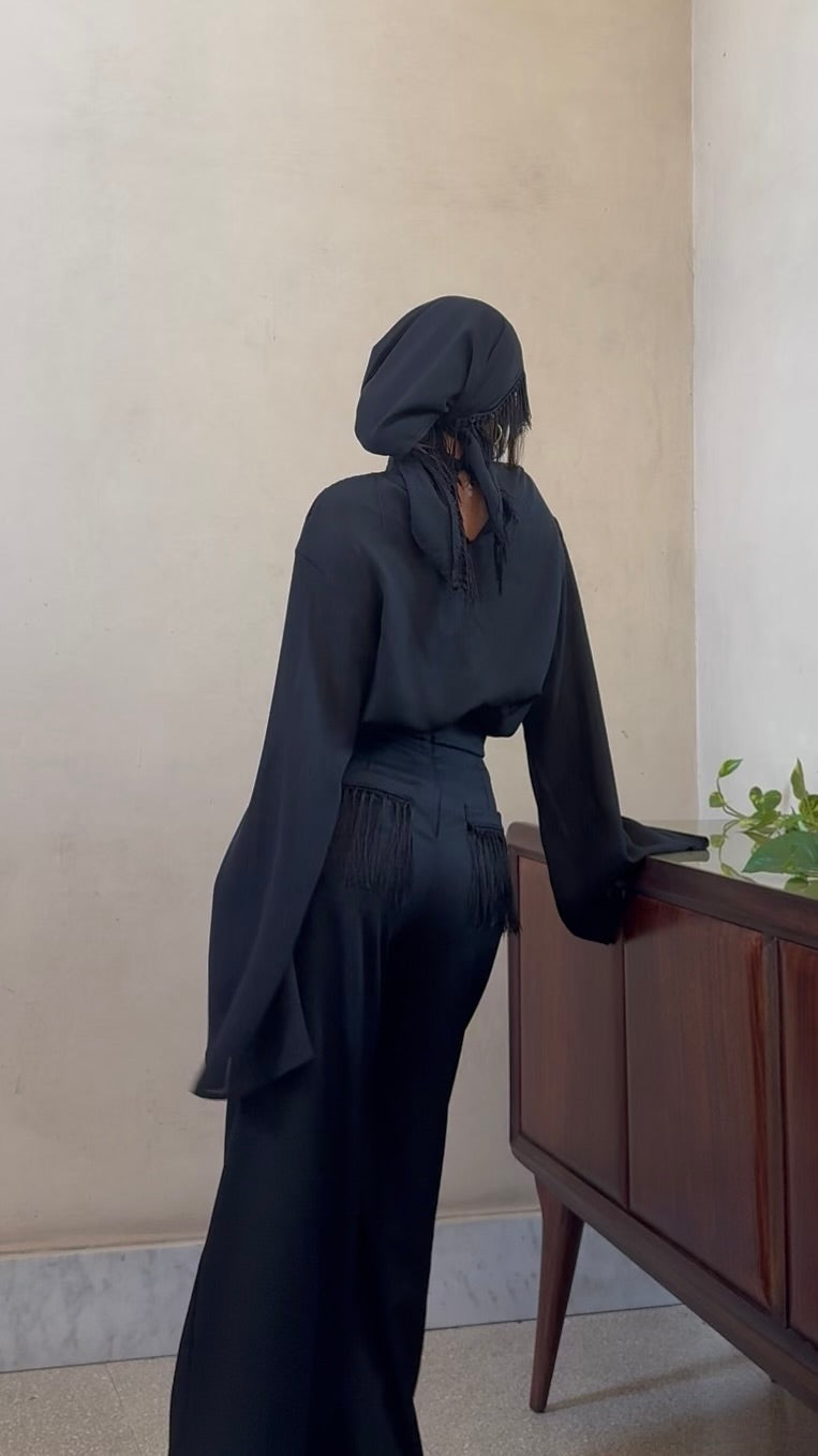Alleria- Blusa mezzocollo con frange sulle spalle Nero