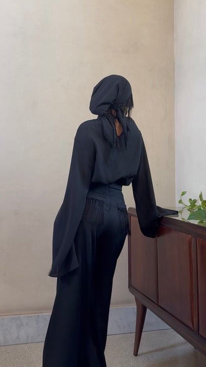 Alleria- Blusa mezzocollo con frange sulle spalle Nero