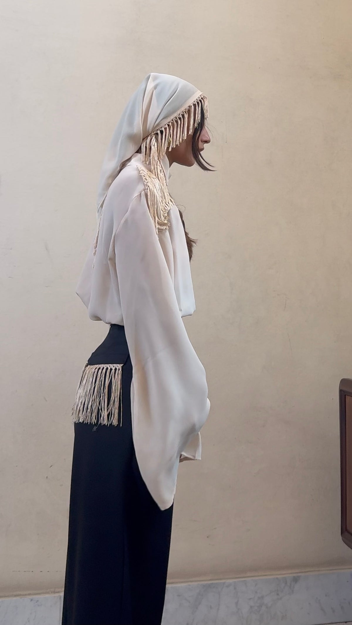 Alleria- Blusa mezzocollo con frange sulle spalle Avorio