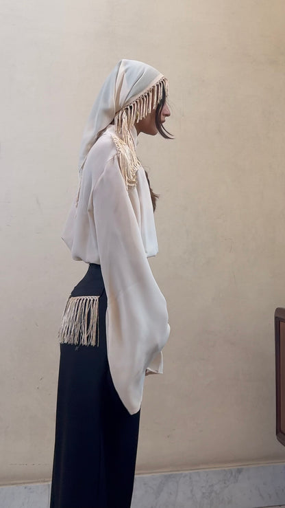 Alleria- Blusa mezzocollo con frange sulle spalle Avorio