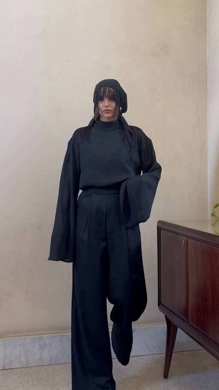 Alleria- Blusa mezzocollo con frange sulle spalle Nero