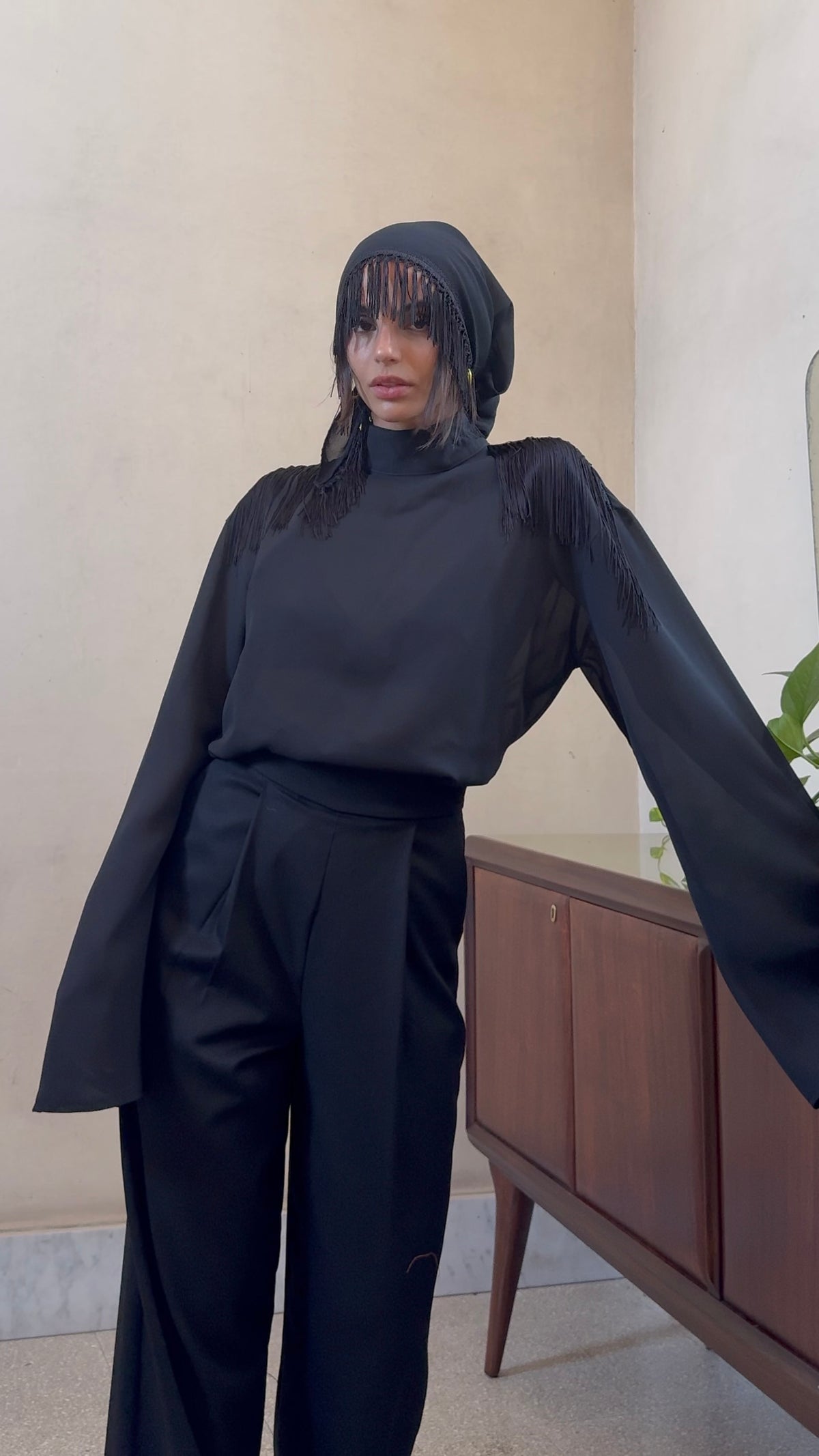 Alleria- Blusa mezzocollo con frange sulle spalle Nero