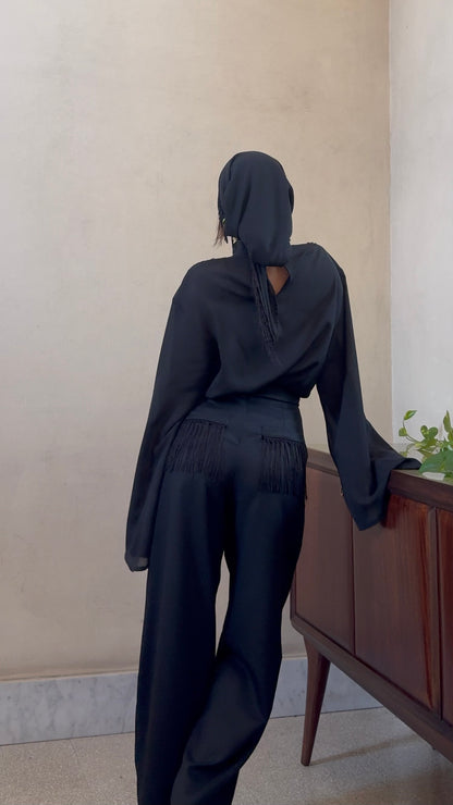 Alleria- Blusa mezzocollo con frange sulle spalle Nero